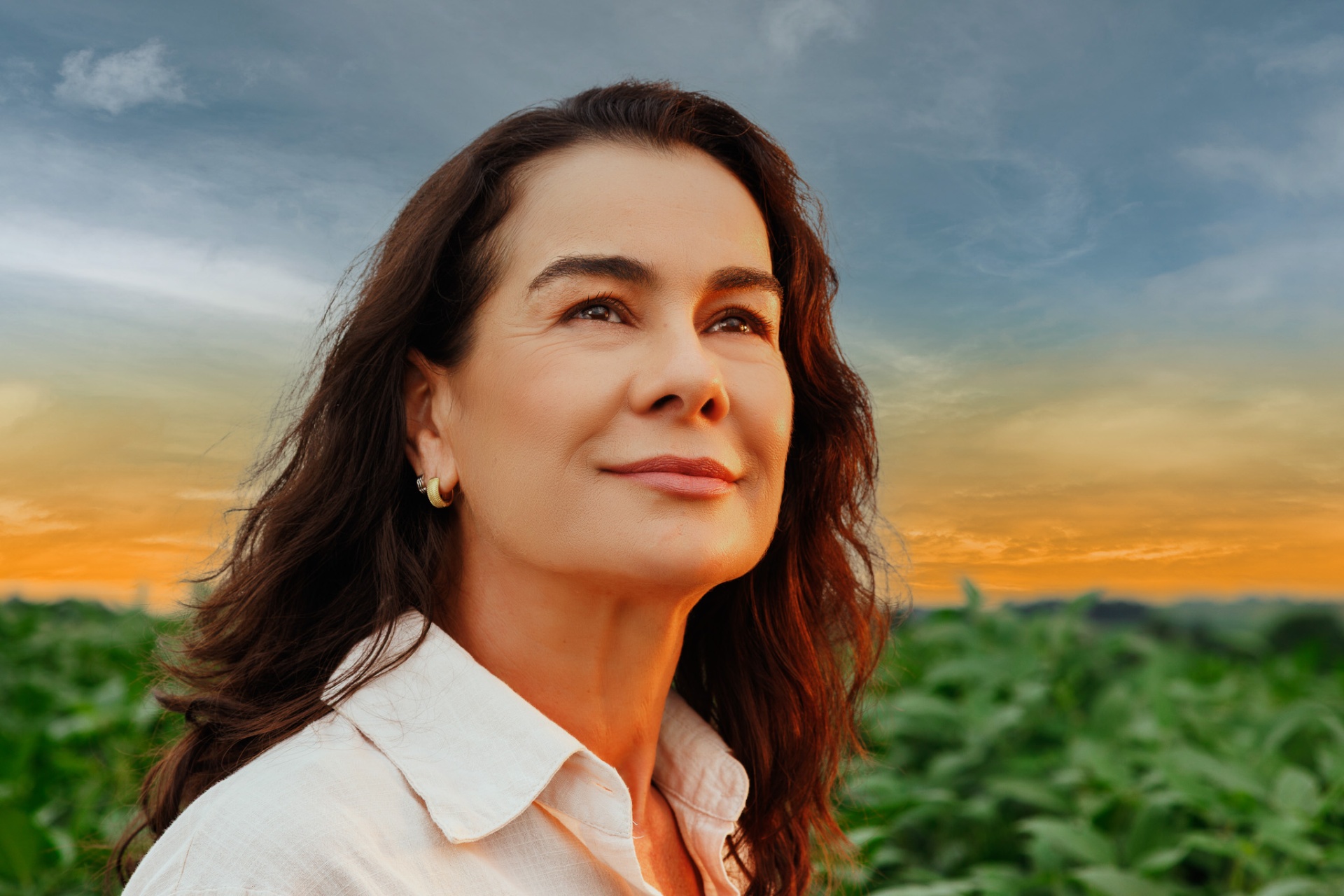 Retrato de produtora rural ao pôr do sol